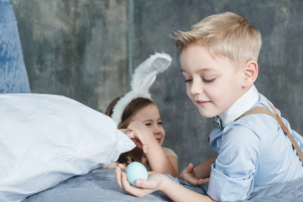 Дети с пасхальными яйцами
 - Фото, изображение