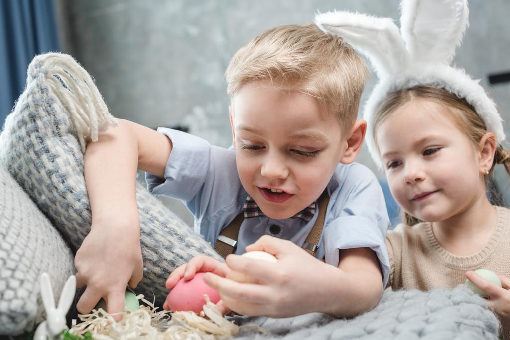 τα παιδιά με τα αυγά του Πάσχα - Φωτογραφία, εικόνα
