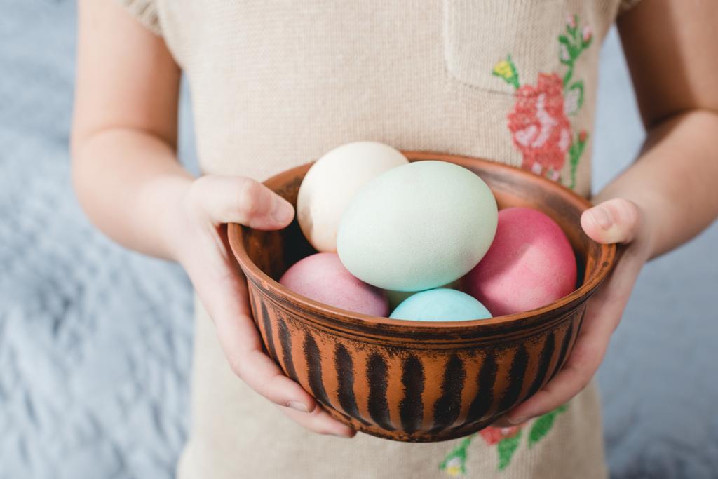 Paskalya yumurtaları tutan kız - Fotoğraf, Görsel