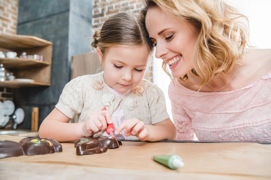 Conigli di cioccolato glassa madre e figlia
 - Foto, immagini