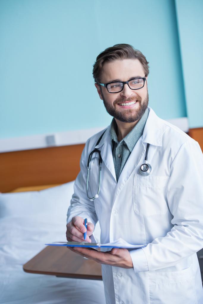 Male doctor with clipboard - Photo, Image