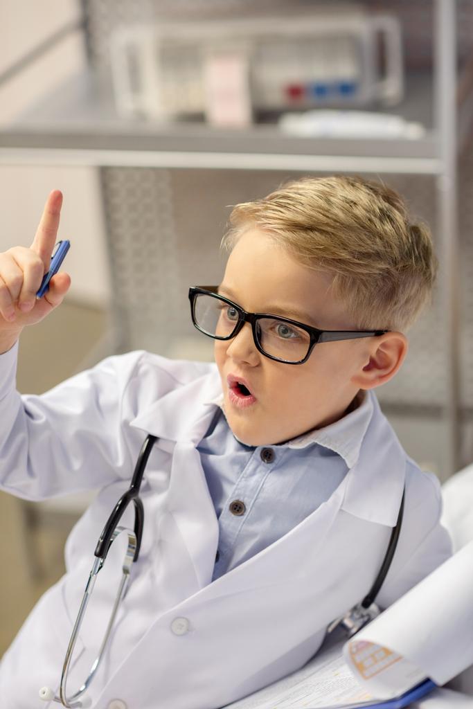 Маленький хлопчик прикидається лікарем
 - Фото, зображення