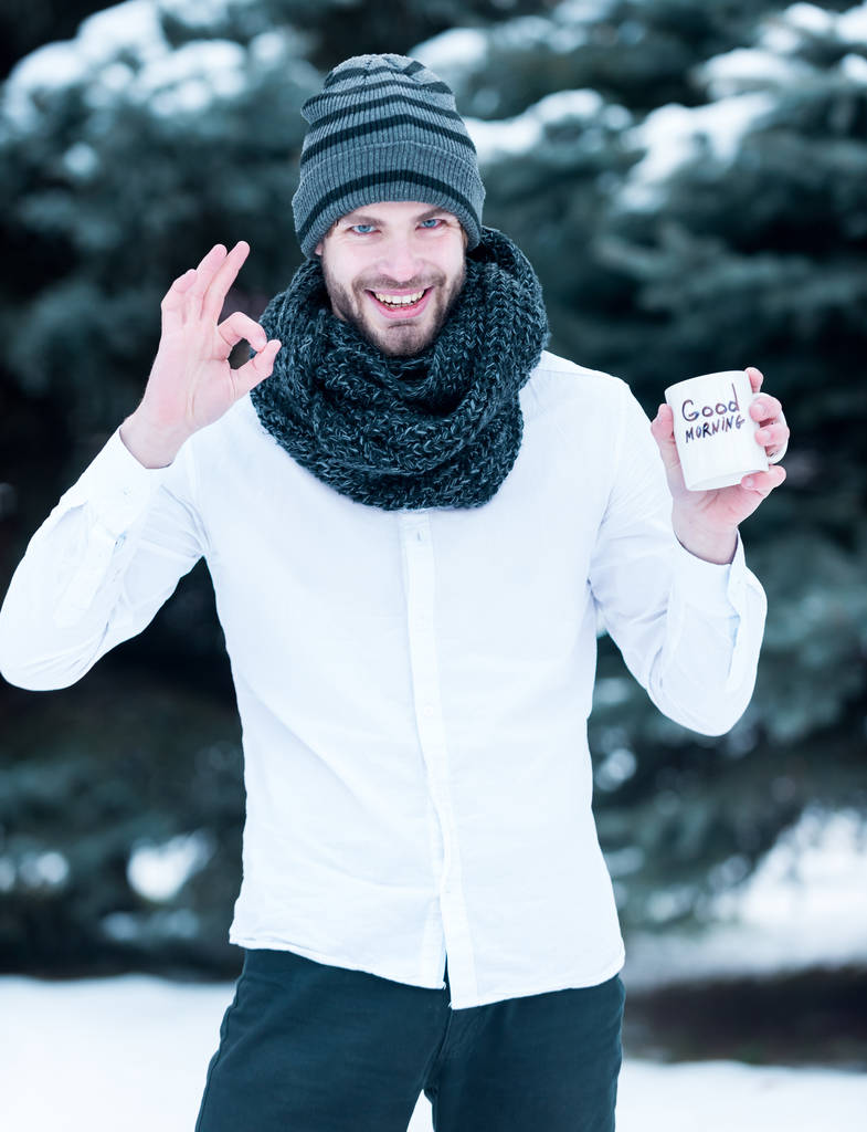 hombre guapo con taza de la mañana en invierno al aire libre - Foto, imagen