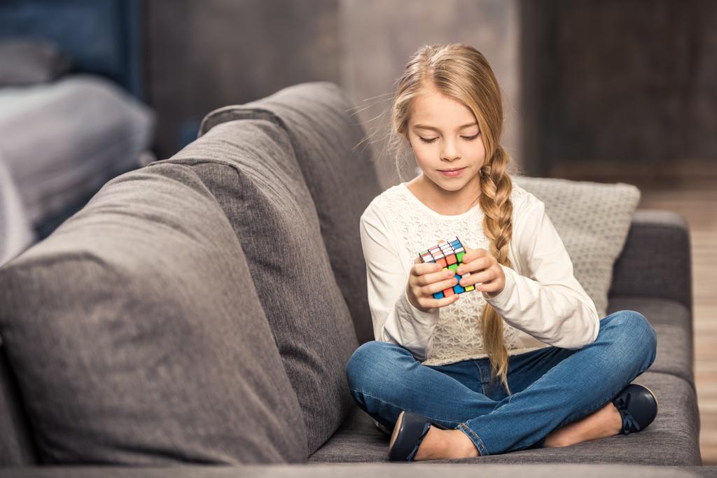 Κορίτσι παίζει με κύβο του Rubik - Φωτογραφία, εικόνα