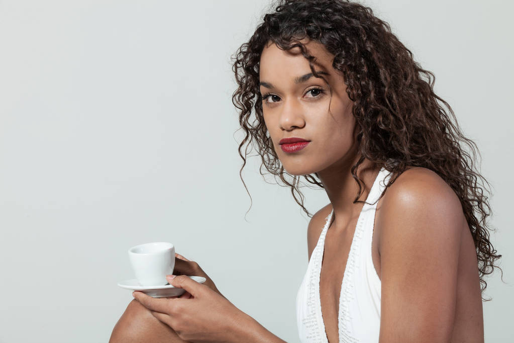 Молодая женщина пьет кофе
 - Фото, изображение
