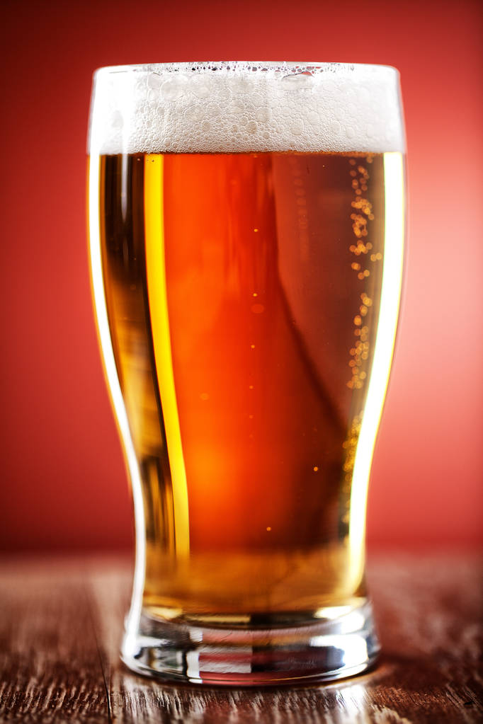 Пінту пива на столі
 - Фото, зображення