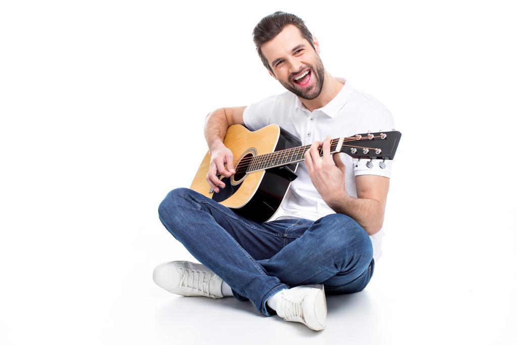 νεαρός άνδρας με κιθάρα - Φωτογραφία, εικόνα