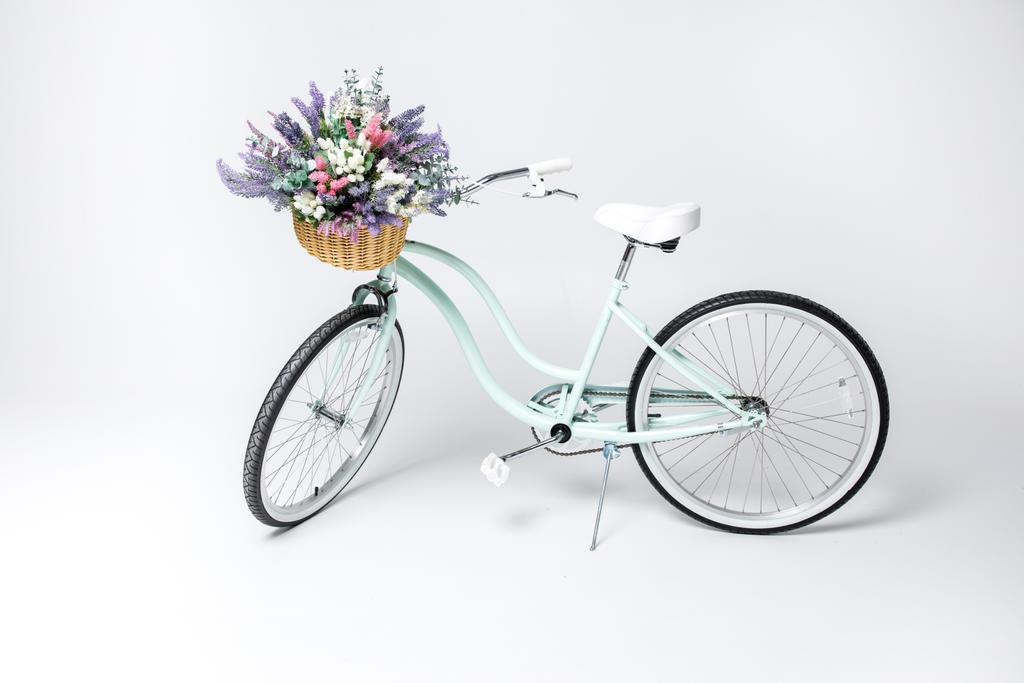  Hipster Fahrrad mit Blumenkorb  - Foto, Bild