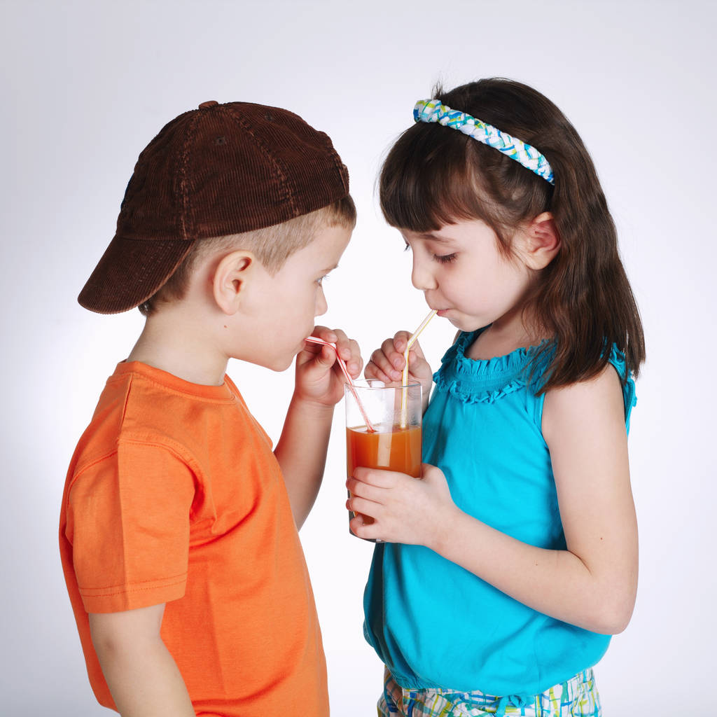 Malý chlapec a dívka pití šťávy - Fotografie, Obrázek