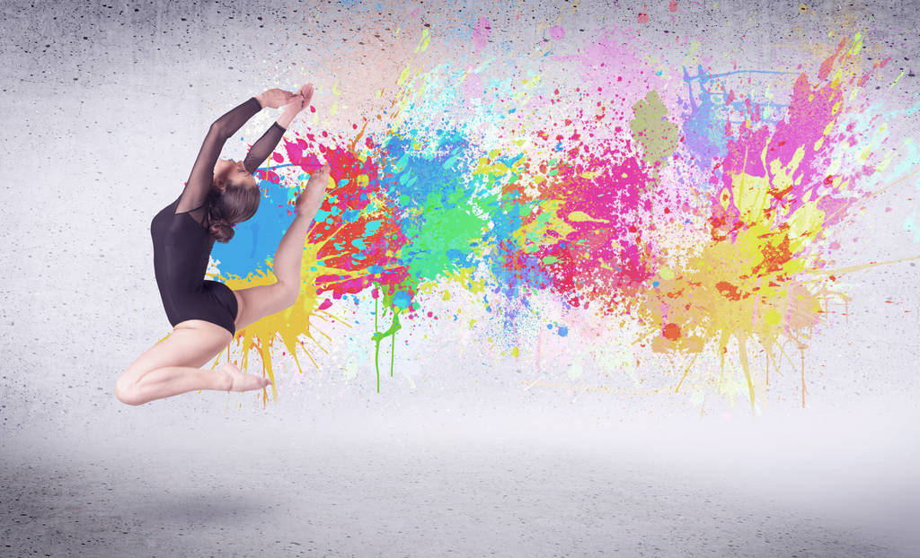 Moderne Streetdancer springen mit bunten Farbspritzern - Foto, Bild
