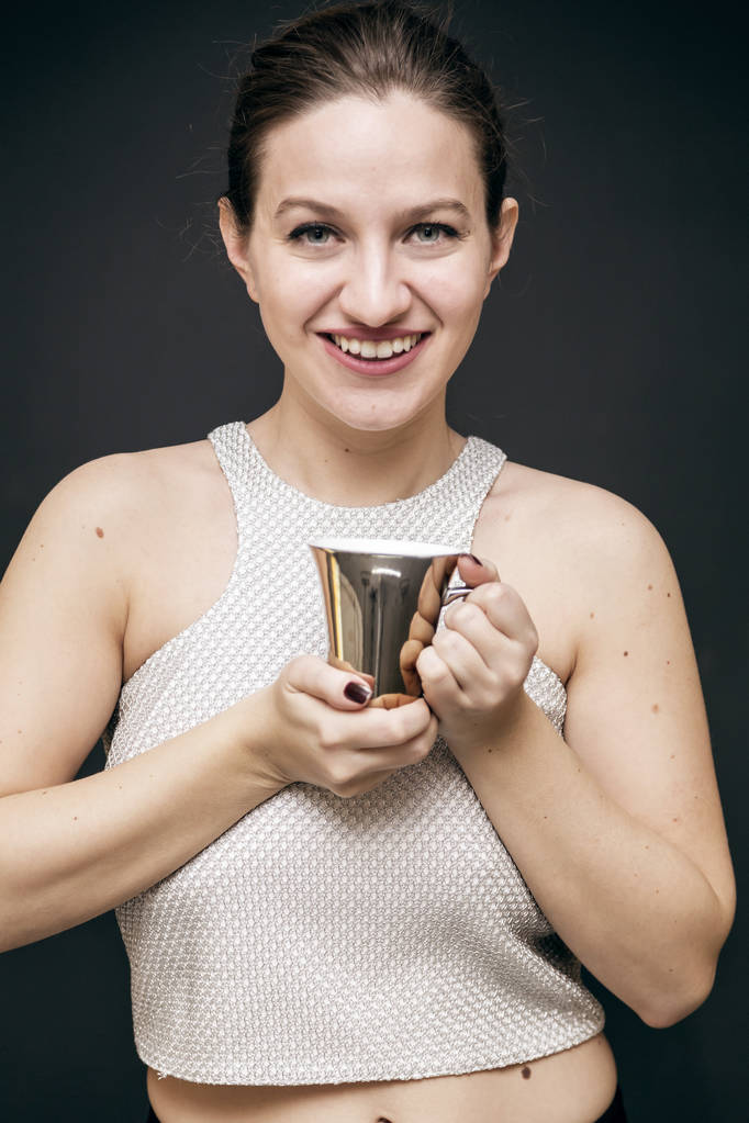 Νεαρό κορίτσι με μια κούπα καφέ - Φωτογραφία, εικόνα