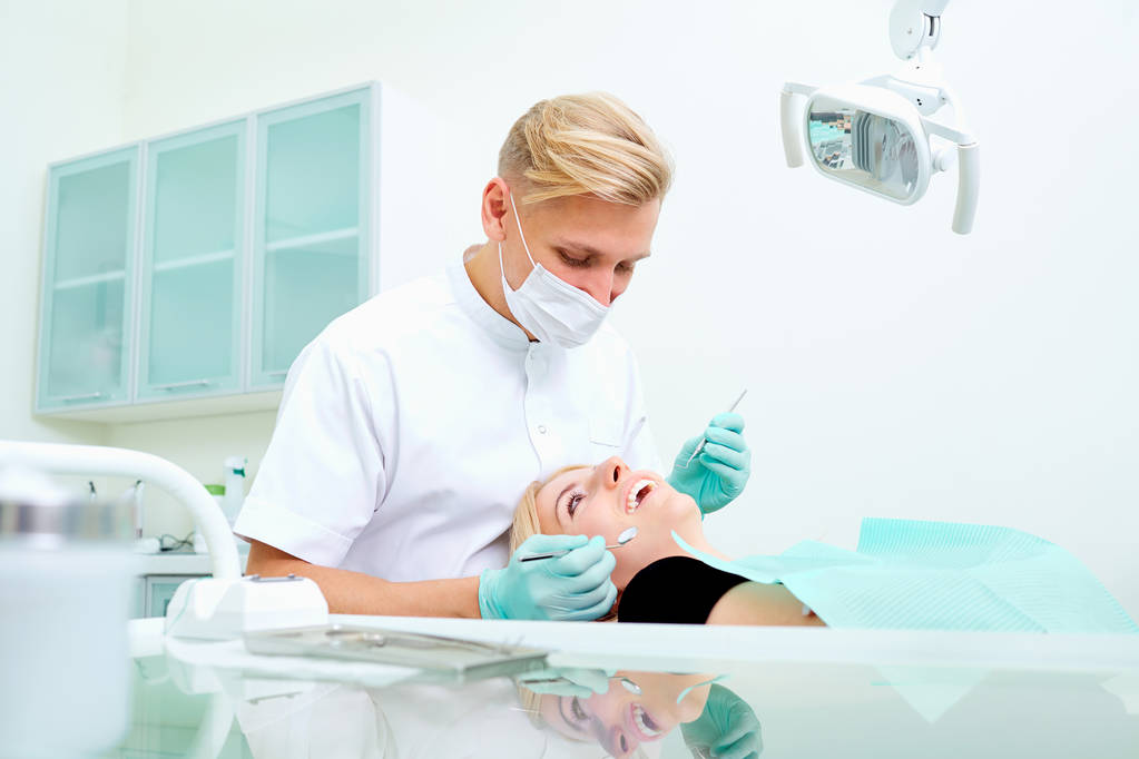 Zahnarzt mit dem Patienten in der Zahnarztpraxis - Foto, Bild