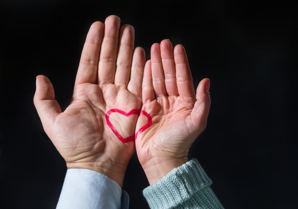 Руки з символом серця
 - Фото, зображення