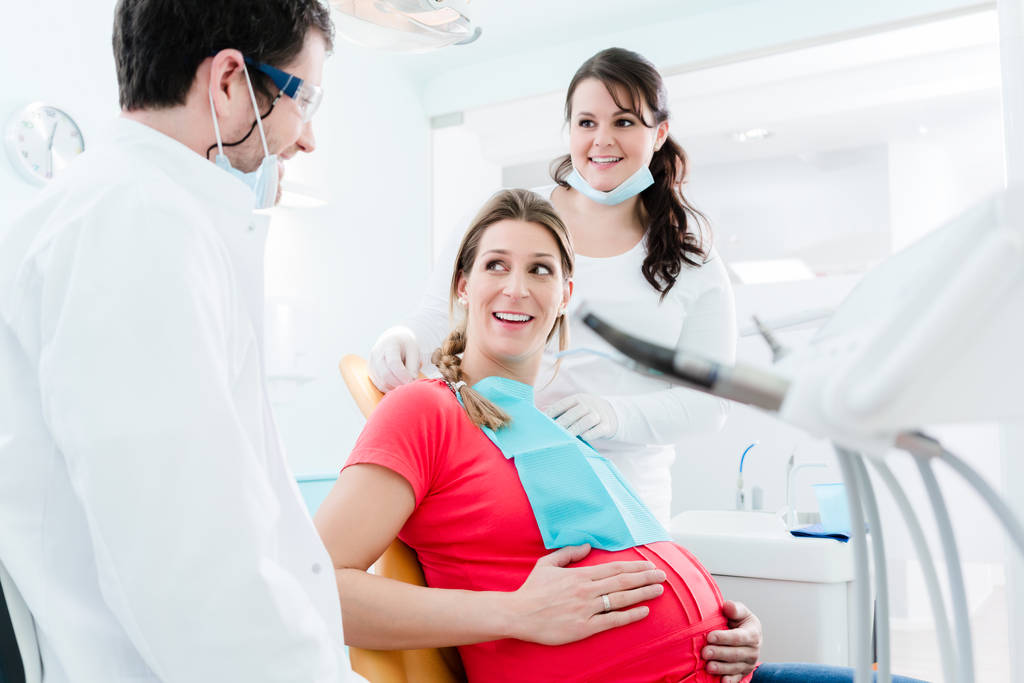 Mulher grávida no dentista
 - Foto, Imagem