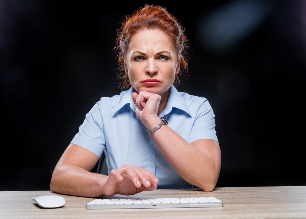 Klavye ile kızgın kadın - Fotoğraf, Görsel