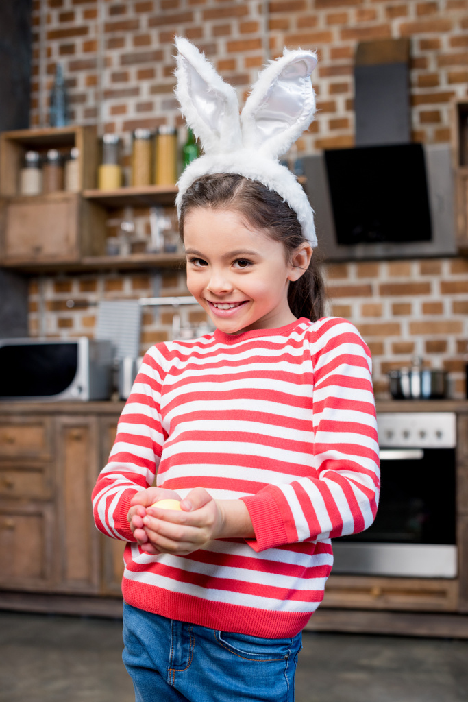 Girl holding easter egg - Photo, Image