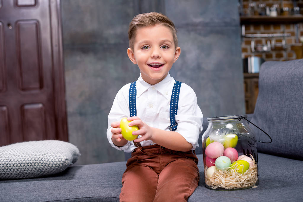 malý chlapec s velikonoční vajíčka - Fotografie, Obrázek