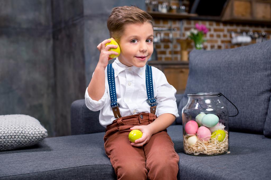 Niño pequeño con huevos de Pascua
 - Foto, imagen