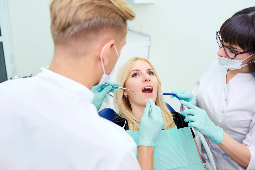 La paciente es una niña con la boca abierta en el dentista en odontología
 - Foto, imagen
