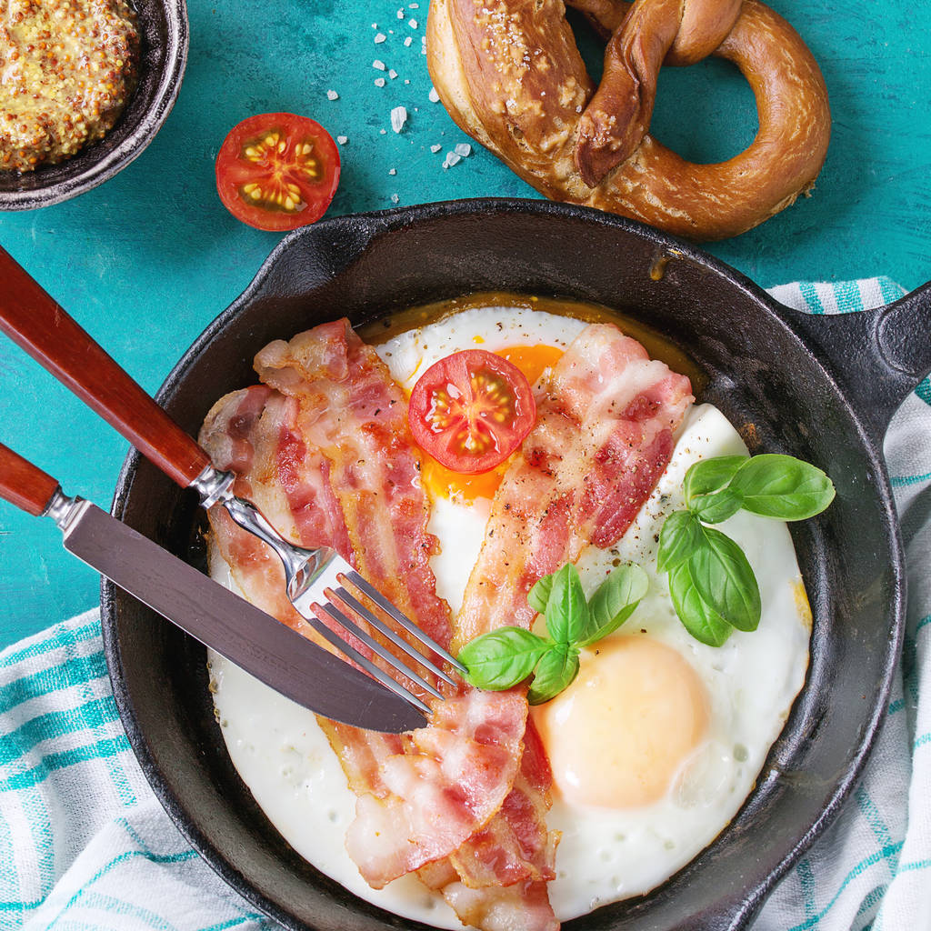 colazione con uova fritte e pancetta - Foto, immagini