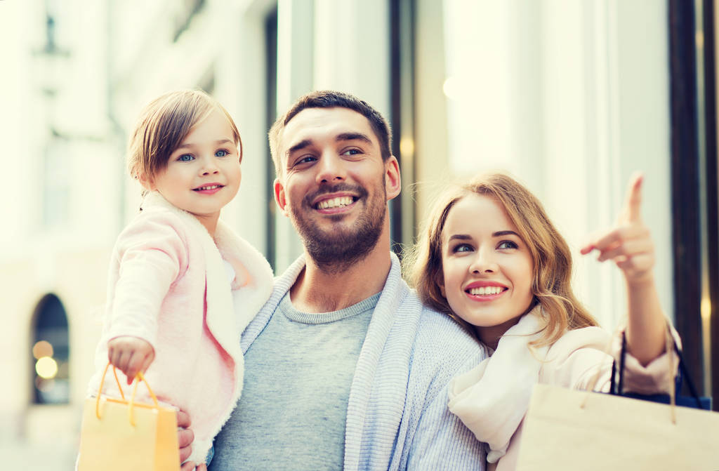 幸せな家族と子供と市のショッピング バッグ - 写真・画像