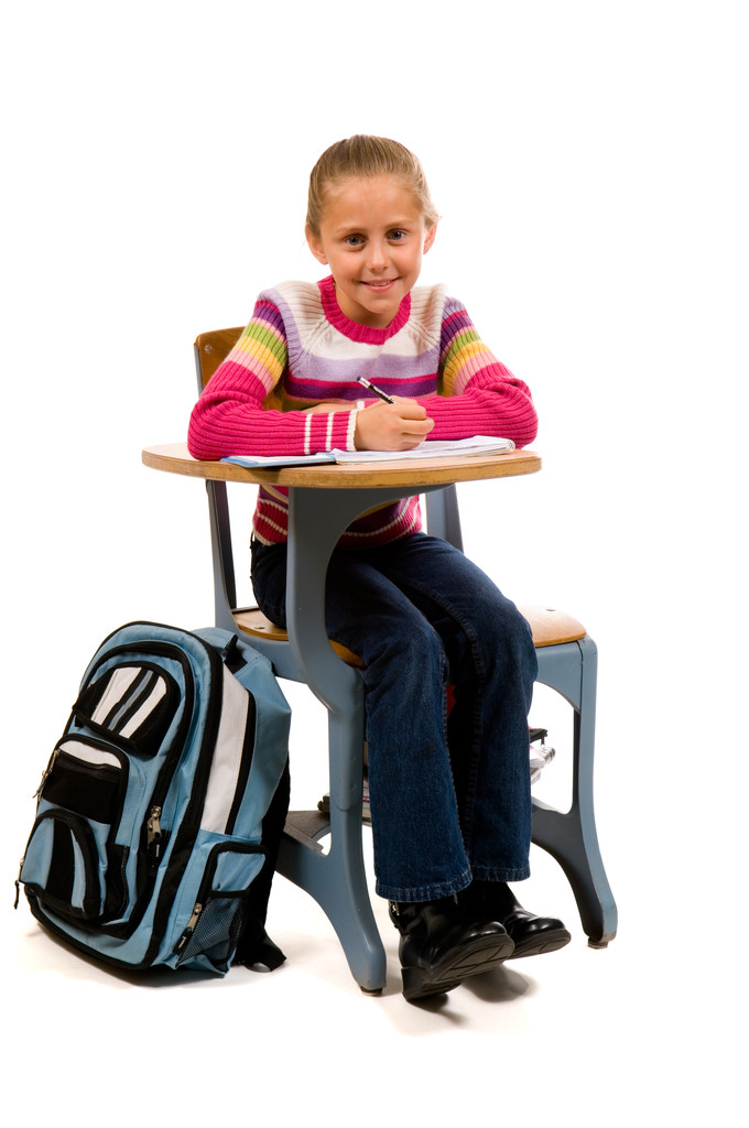 Молода дівчина за столом у школі на білому
 - Фото, зображення