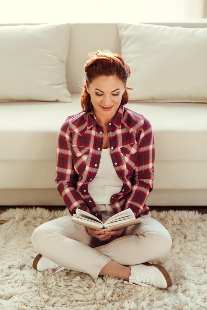 nő olvasás könyv  - Fotó, kép