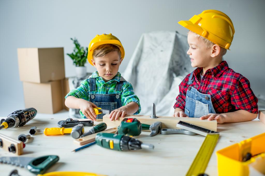 Kleine Jungen mit Werkzeug - Foto, Bild
