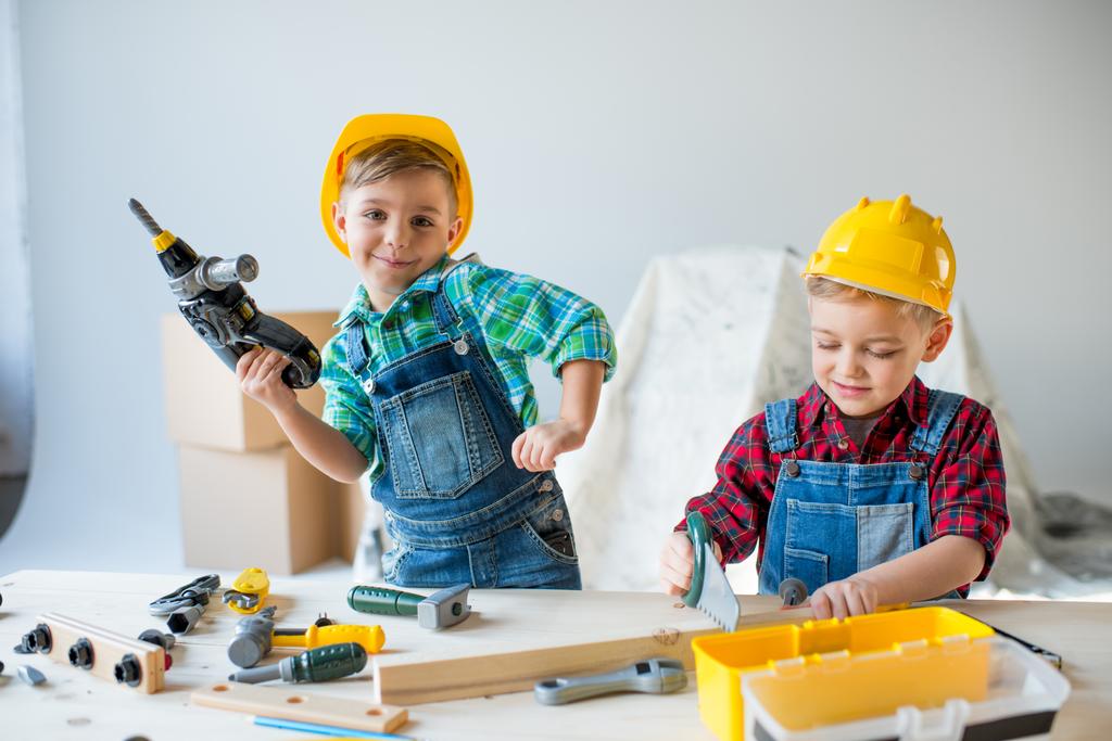 Kleine Jungen mit Werkzeug - Foto, Bild