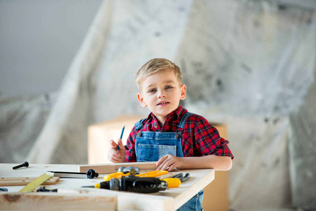Niño pequeño con herramientas
 - Foto, Imagen