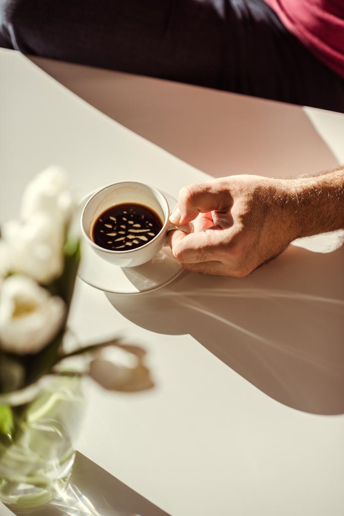 férfi kezében kávéscsésze - Fotó, kép