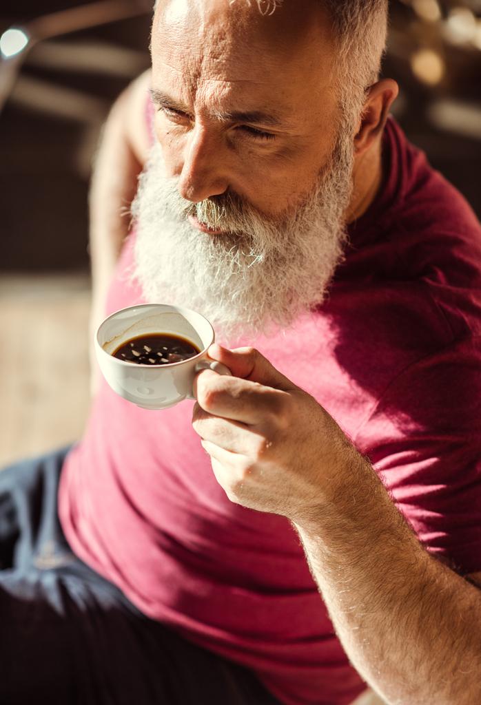 Homem segurando copo de café
 - Foto, Imagem