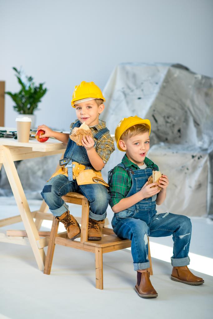 Niños comiendo en taller
  - Foto, imagen