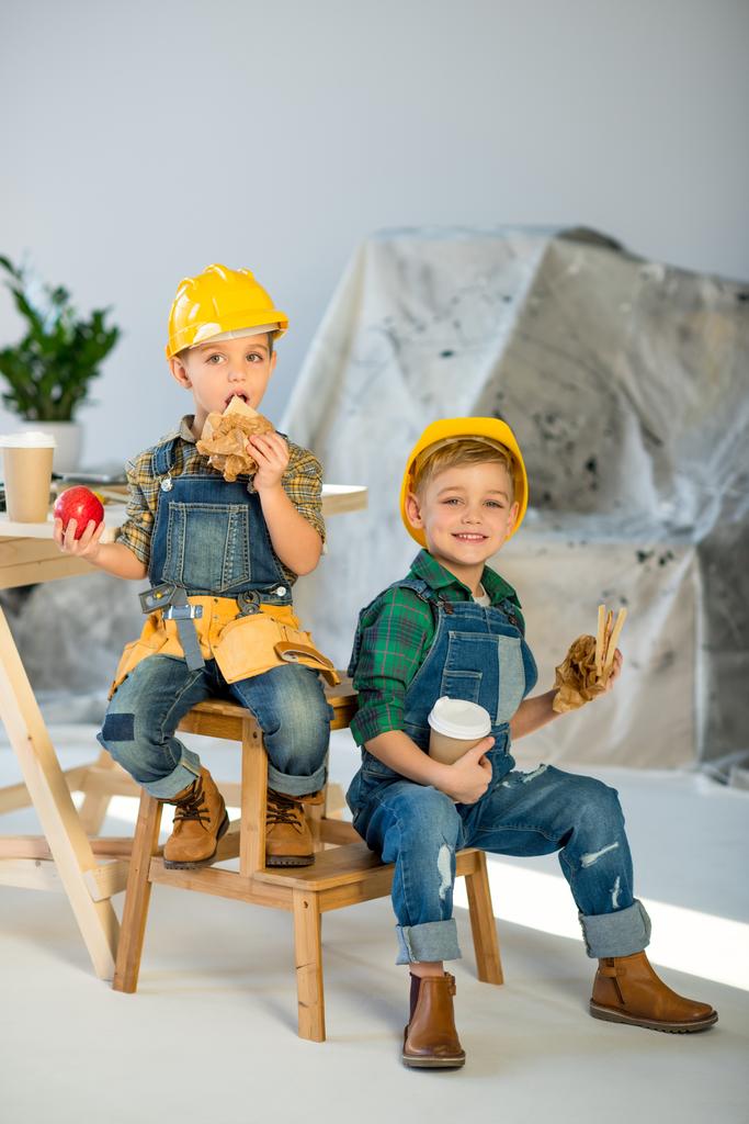 Niños comiendo en taller
  - Foto, Imagen