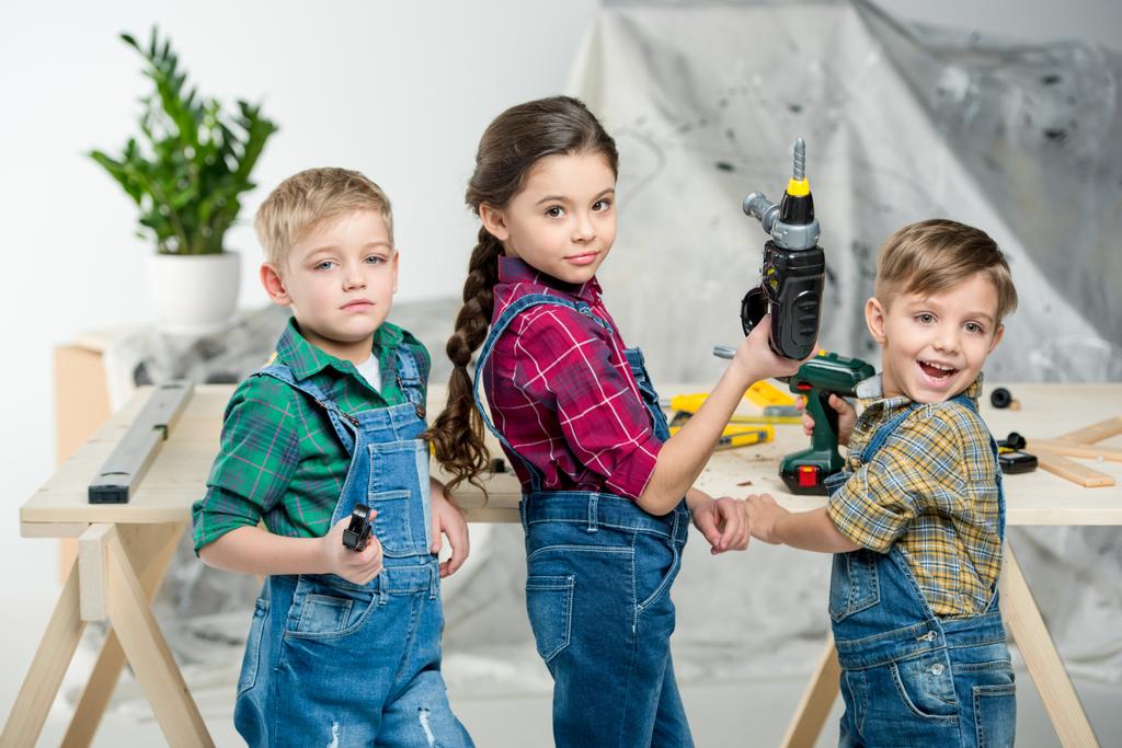 Niños felices con herramientas
 - Foto, Imagen