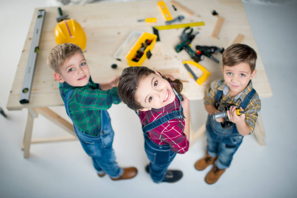 Niños felices con herramientas
 - Foto, imagen