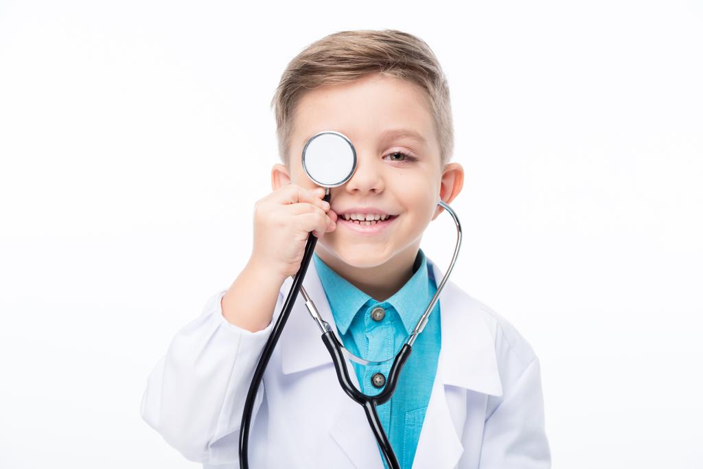 Niño en traje de médico
 - Foto, imagen