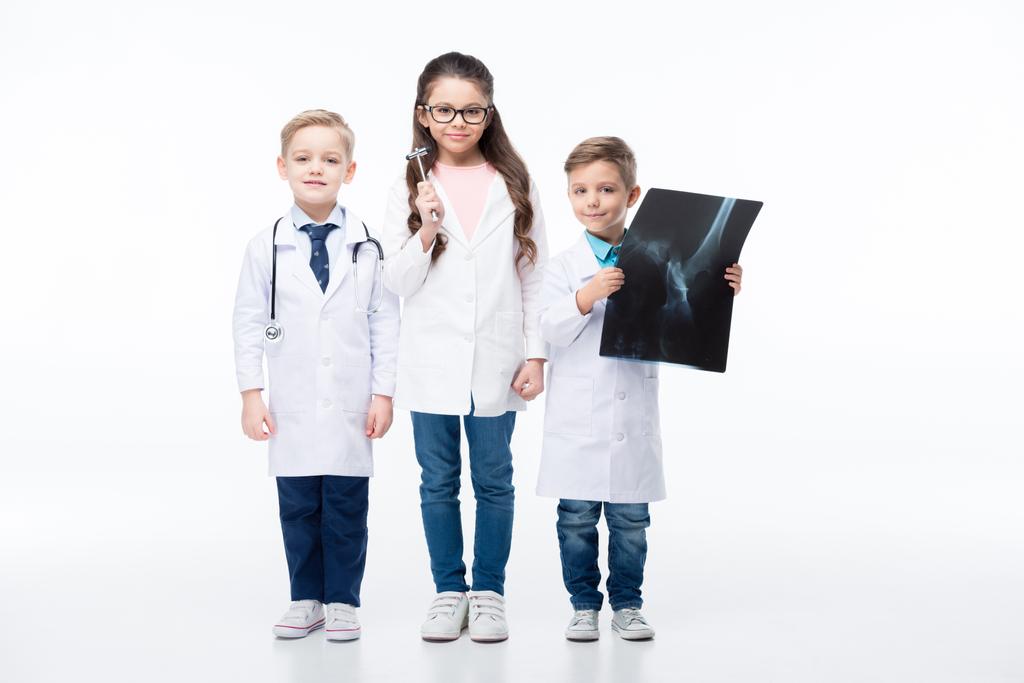 Enfants jouant les médecins
 - Photo, image