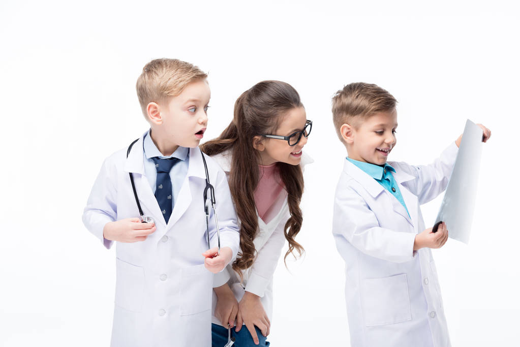 Lapset leikkivät lääkäreitä
 - Valokuva, kuva