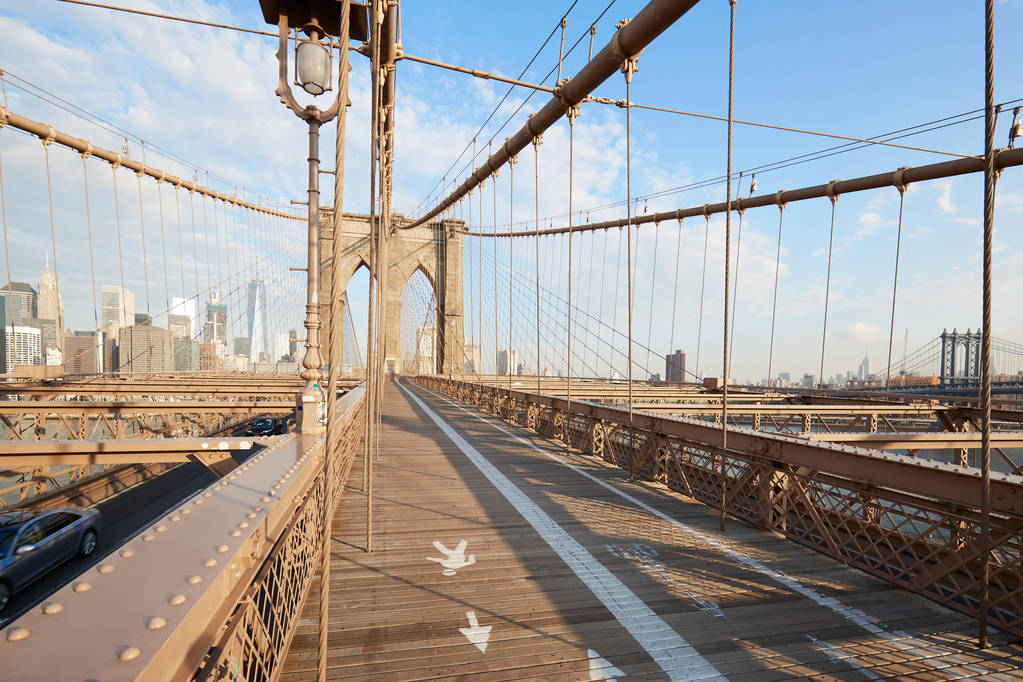 Widok perspektywiczny puste Brooklyn Bridge w porannym słońcu, Nowy Jork - Zdjęcie, obraz