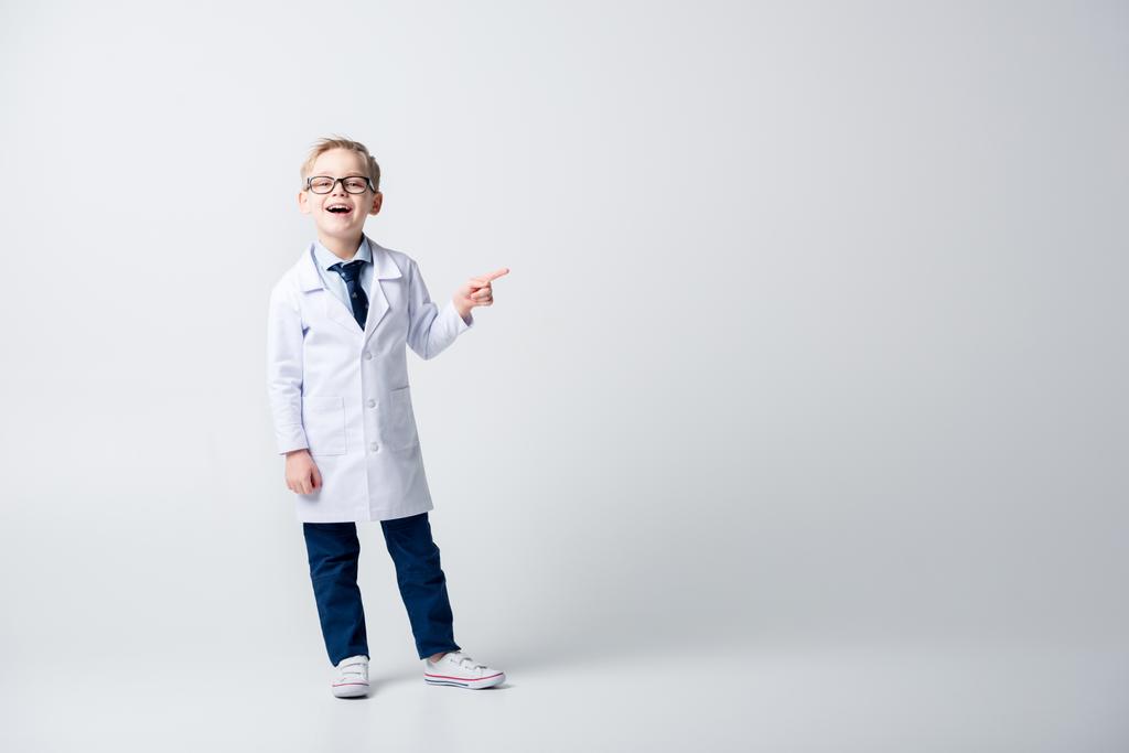 Мальчик играет в доктора
 - Фото, изображение
