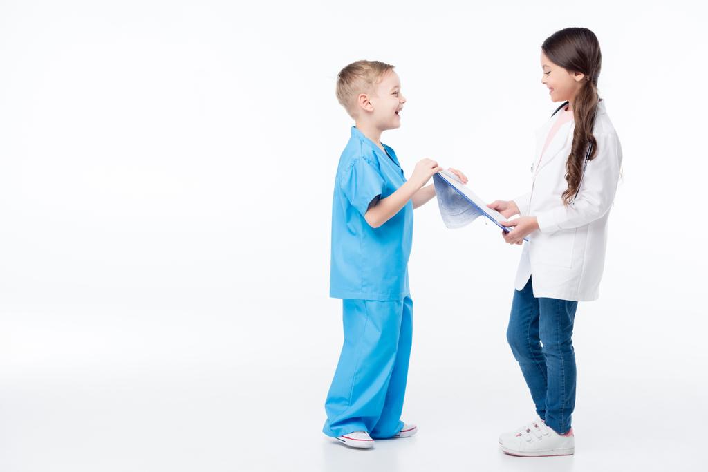 Kinderen spelen artsen  - Foto, afbeelding