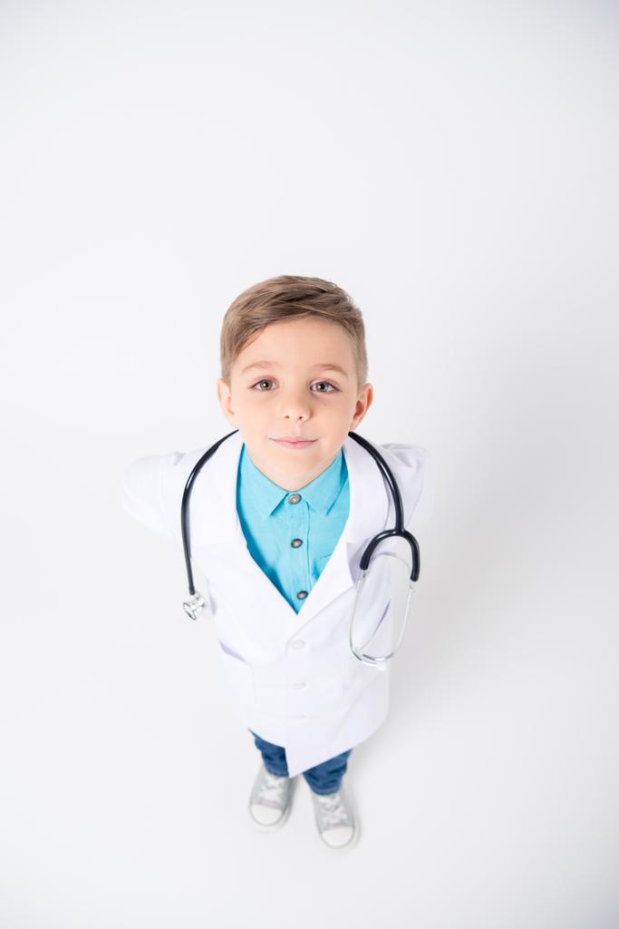 Niño en traje de médico
 - Foto, Imagen
