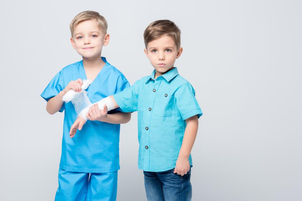 Kinderen spelen arts en patiënt - Foto, afbeelding