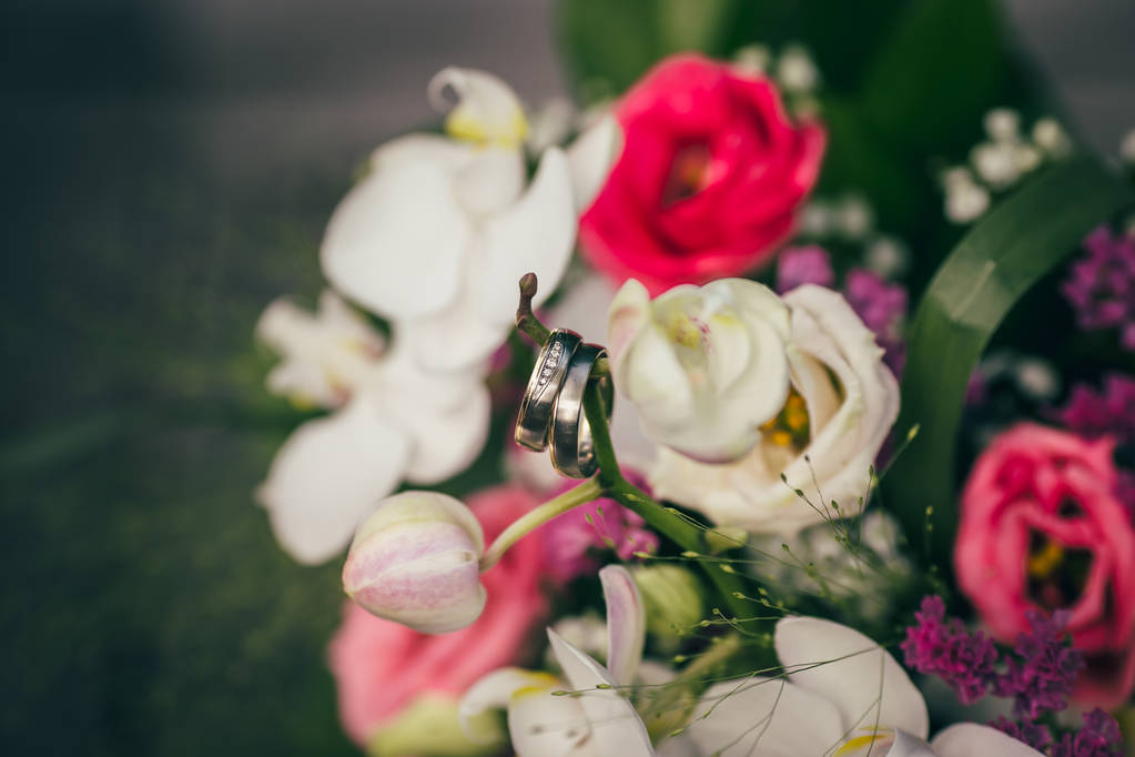 esküvő menyasszony gyűrűk csokor - Fotó, kép