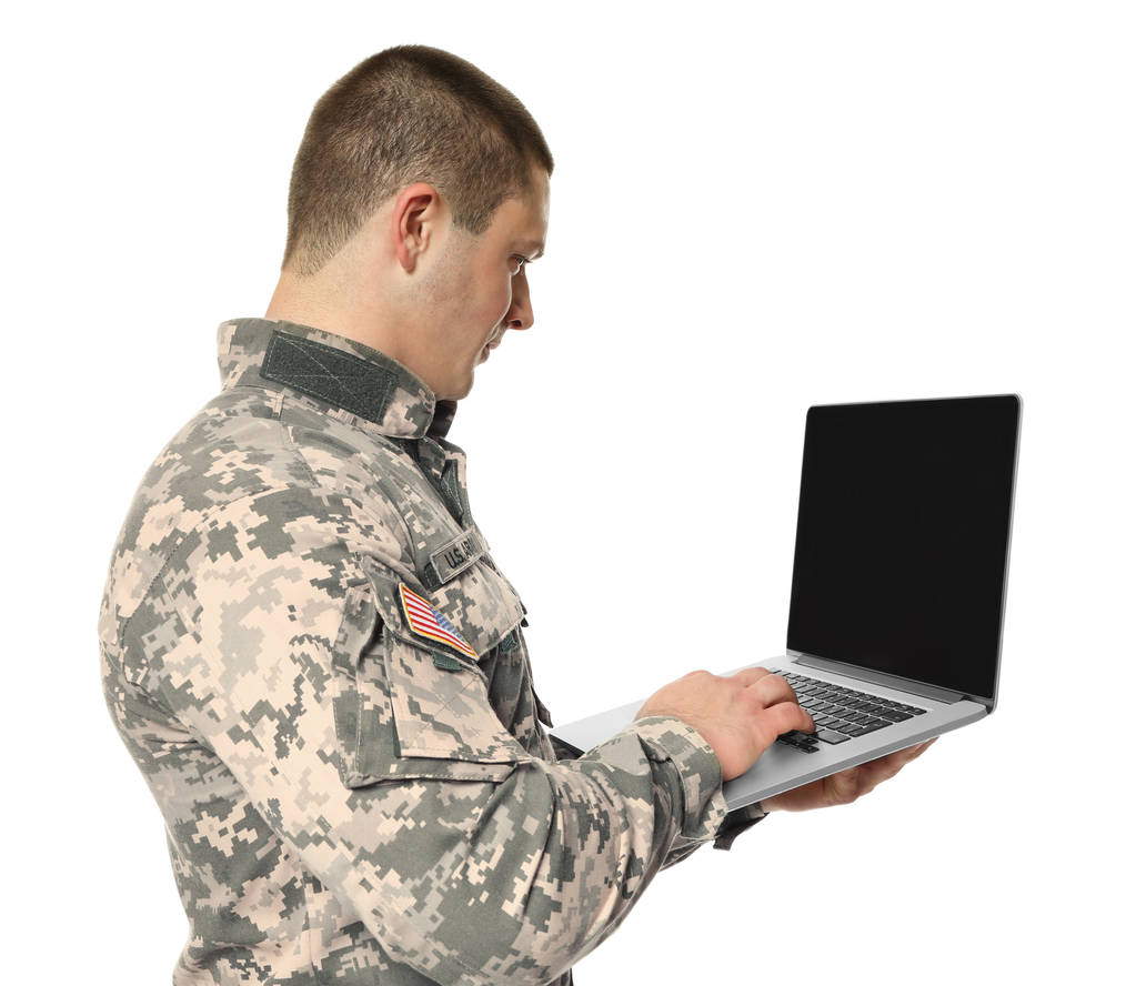 Солдат с ноутбуком на белом фоне
 - Фото, изображение