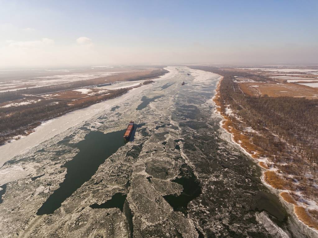 Φορτηγό πλοίο στον ποταμό πάγο το χειμώνα. - Φωτογραφία, εικόνα