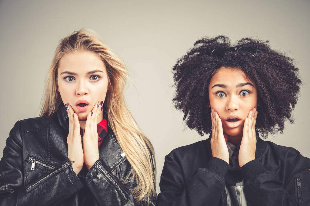 Wow due sorpreso adolescente hipster ragazze bocca aperta toching loro volti
 - Foto, immagini