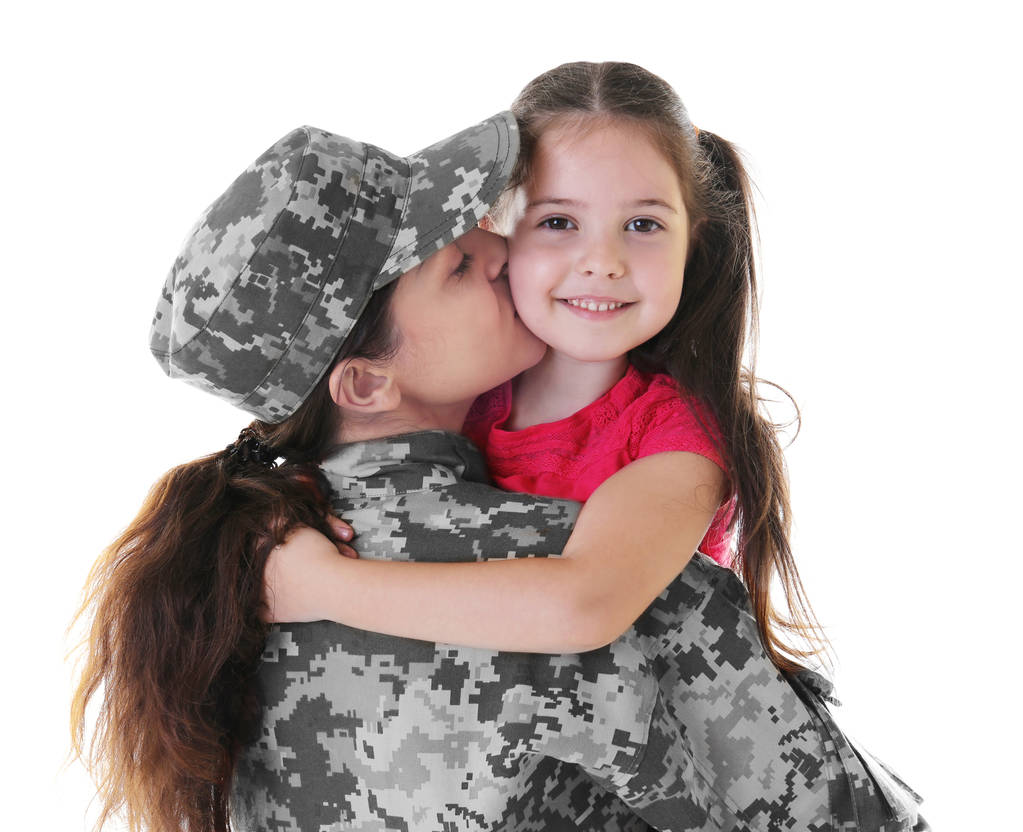 Matka w armii jednolite z córką na białym tle - Zdjęcie, obraz