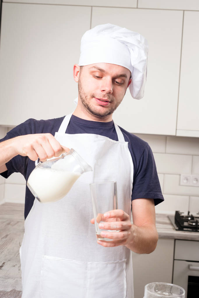 szakács szakács önti tej, egy üveg - Fotó, kép